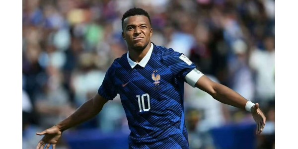 Chwała Niebieskiej Koszulki: Setny występ i dwa gole Mbappe
